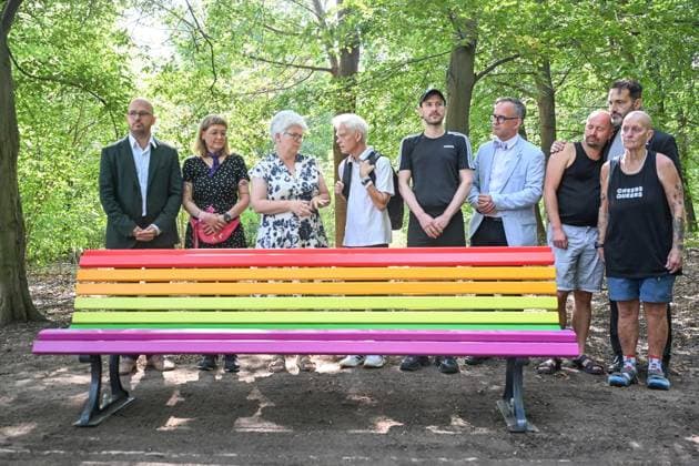 CSD Anschlag: Baum und Regenbogenbank werden am Unglücksort aufgestellt ** NUR FÜR REDAKTIONELLE ZWECKE ** EDITORIAL USE ONLY **<p>CSD Anschlag: Baum und Regenbogenbank werden am Unglücksort aufgestellt, fotografiert am 06.08.2026 in Berlin. Berlin Berlin Berlin Copyright: MaurizioxGambarini *** CSD memorial tree and rainbow bench are being set up at the scene of the accident ** FOR EDITORIAL USE ONLY ** EDITORIAL USE ONLY ** p CSD memorial tree and rainbow bench are being set up at the scene of the accident, photographed on August 6, 2026, in Berlin Berlin Berlin Berlin Copyright MaurizioxGambarini Copyright: MaurizioxGambarini doc871h69r1ygx14ri9fubn ,EDITORIAL USE ONLY
