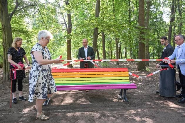 CSD Anschlag: Baum und Regenbogenbank werden am Unglücksort aufgestellt ** NUR FÜR REDAKTIONELLE ZWECKE ** EDITORIAL USE ONLY **<p>CSD Anschlag: Baum und Regenbogenbank werden am Unglücksort aufgestellt, fotografiert am 06.08.2026 in Berlin. Berlin Berlin Berlin Copyright: MaurizioxGambarini *** CSD memorial tree and rainbow bench are being set up at the scene of the accident ** FOR EDITORIAL USE ONLY ** EDITORIAL USE ONLY ** p CSD memorial tree and rainbow bench are being set up at the scene of the accident, photographed on August 6, 2026, in Berlin Berlin Berlin Berlin Copyright MaurizioxGambarini Copyright: MaurizioxGambarini doc871h930d3d2c0wu6ufx ,EDITORIAL USE ONLY