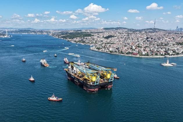 News Bilder des Tages World s 3rd largest crane ship Saipem 7000 transits Bosphorus ISTANBUL, TURKIYE - AUGUST 06: A general view of the semi-submersible crane and pipe-laying vessel Saipem 7000, the world s third-largest crane ship, as it transits the Bosphorus, in Istanbul, Turkiye, on August 06, 2026. Cem Tekkesinoglu Anadolu Istanbul Turkey. Editorial use only. Please get in touch for any other usage.  Copyright: x2026xAnadoluxCemxTekkesinoglux