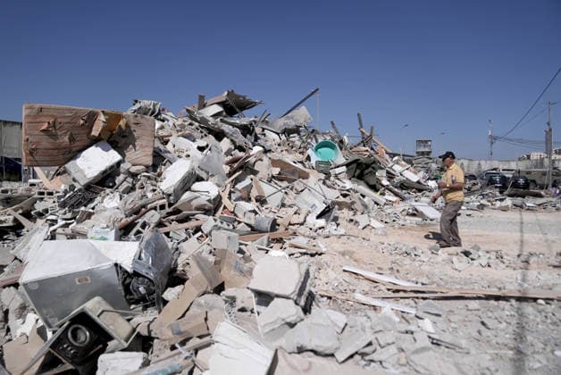 News Bilder des Tages Israeli forces demolish shops near Qalandiya military checkpoint JERUSALEM - AUGUST 06: Israeli forces demolish several shops near the Qalandiya military checkpoint in Jerusalem on August 06, 2026. The Israeli army s operation, which began yesterday in the Qalandiya Refugee Camp, continued today. Issam Rimawi Anadolu Jerusalem Israel. Editorial use only. Please get in touch for any other usage.  Copyright: x2026xAnadoluxIssamxRimawix