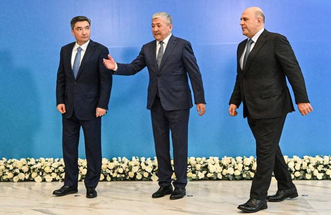 KYRGYZSTAN, ISSYK-KUL REGION - AUGUST 6, 2026: Adylbek Kasymaliev (C), Prime Minister Head of the Presidential Administration of Kyrgyzstan, welcomes Olzhas Bektenov (L), Prime Minister of Kazakhstan, and his counterpart Mikhail Mishustin of Russia ahead of a group photo op for a meeting of the Eurasian Intergovernmental Council at the presidential summer residence in the resort town of Cholpon-Ata situated on the northern shore of Lake Issyk-Kul Kyrgyzstan  - ZUMAt113 20260806_zaa_t113_173 Copyright: xAlexanderxMiridonovx