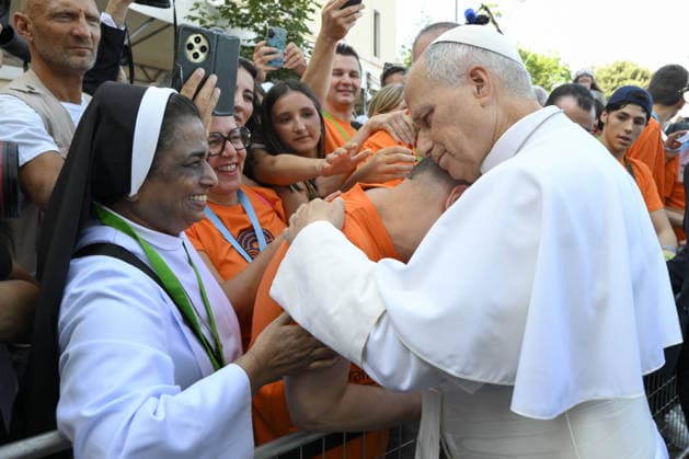 Pope Leo XIV Meets Young People In Assisi - Italy Pope Leo XIV meets with thousands of young people in front of the Basilica of St Mary of the Angels in Assisi, Italy on August 6, 2026 for the 2026 Franciscan Youth Meeting in Assisi. Pope Leo XIV addressed the thousands of young people from across Europe who had gathered in Assisi for the final day of the ‘GO! Franciscan Youth Meeting 2026’, in the year marking the eighth centenary of the death of St Francis. Photo by (EV) Simone Risoluti Vatican Media ABACAPRESS.COM Assisi Italy  Copyright: xABACAx