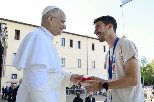 Pope Leo XIV Meets Young People In Assisi - Italy Pope Leo XIV meets with thousands of young people in front of the Basilica of St Mary of the Angels in Assisi, Italy on August 6, 2026 for the 2026 Franciscan Youth Meeting in Assisi. Pope Leo XIV addressed the thousands of young people from across Europe who had gathered in Assisi for the final day of the ‘GO! Franciscan Youth Meeting 2026’, in the year marking the eighth centenary of the death of St Francis. Photo by (EV) Simone Risoluti Vatican Media ABACAPRESS.COM Assisi Italy  Copyright: xABACAx