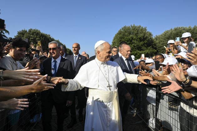 News Bilder des Tages Pope Leo XIV Meets Young People In Assisi - Italy Pope Leo XIV meets with thousands of young people in front of the Basilica of St Mary of the Angels in Assisi, Italy on August 6, 2026 for the 2026 Franciscan Youth Meeting in Assisi. Pope Leo XIV addressed the thousands of young people from across Europe who had gathered in Assisi for the final day of the ‘GO! Franciscan Youth Meeting 2026’, in the year marking the eighth centenary of the death of St Francis. Photo by (EV) Simone Risoluti Vatican Media ABACAPRESS.COM Assisi Italy  Copyright: xABACAx