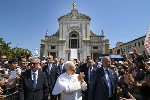 Pope Leo XIV Meets Young People In Assisi - Italy Pope Leo XIV waves the crowd after the celebration of a Mass in the Basilica of St Mary of the Angels in Assisi, Italy on August 6, 2026 for the 2026 Franciscan Youth Meeting in Assisi. Pope Leo XIV addressed the thousands of young people from across Europe who had gathered in Assisi for the final day of the ‘GO! Franciscan Youth Meeting 2026’, in the year marking the eighth centenary of the death of St Francis. Photo by (EV) Simone Risoluti Vatican Media ABACAPRESS.COM Assisi Italy  Copyright: xABACAx