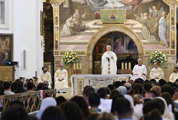 Pope Leo XIV Meets Young People In Assisi - Italy Pope Leo XIV celebrates Mass in the Basilica of St Mary of the Angels in Assisi, Italy on August 6, 2026 for the 2026 Franciscan Youth Meeting in Assisi. Pope Leo XIV addressed the thousands of young people from across Europe who had gathered in Assisi for the final day of the ‘GO! Franciscan Youth Meeting 2026’, in the year marking the eighth centenary of the death of St Francis. Photo by (EV) Simone Risoluti Vatican Media ABACAPRESS.COM Assisi Italy  Copyright: xABACAx