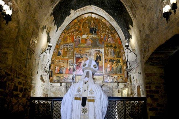 Pope Leo XIV Meets Young People In Assisi - Italy Pope Leo XIV prays in The chiesetta (little church) of Porziuncola during the celebration of the Mass in the Basilica of St Mary of the Angels in Assisi, Italy on August 6, 2026 for the 2026 Franciscan Youth Meeting in Assisi. The chiesetta of Porziuncola is on the altar of the basilica, it is the most sacred place for Franciscans. Saint Francis was given this little church, dating from the 9th century, by the Benedictine monks. Pope Leo XIV addressed the thousands of young people from across Europe who had gathered in Assisi for the final day of the ‘GO! Franciscan Youth Meeting 2026’, in the year marking the eighth centenary of the death of St Francis. Photo by (EV) Simone Risoluti Vatican  Copyright: xABACAx