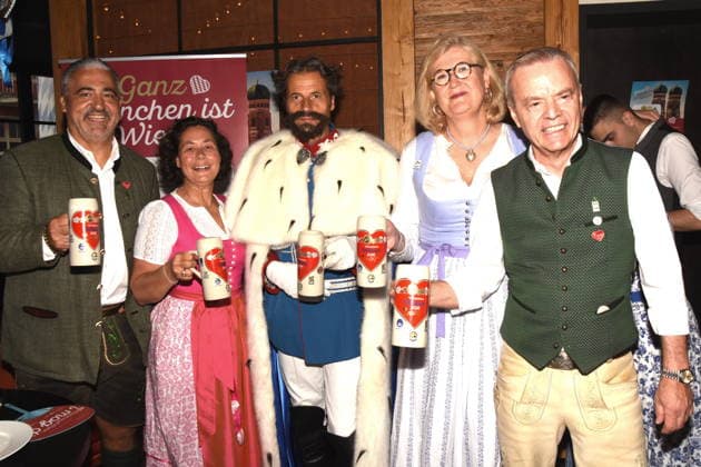 Organisatoren Oliver Barbara Wendel Wirt Augustiner am Platzl Josef Daser als Kini- Koenig Ludwig II.. Elisabeth Kreutzkamm-Aumüller Conditorei Gregor Lembke Wirt Augustiner am Dom Vorstand Muenchner Innenstadtwirtesprecher Muenchen 06.08.2026 Zum Spöckmeier Pressekonferenz zur Wirtshauswiesn Ganz Muenchen ist Wiesn Foto Muenchen *** Organizers: Oliver, Barbara, Wendel; Augustiner pub owner at the Platzl; Josef Daser as Kini; King Ludwig II; Elisabeth Kreutzkamm Aumüller; Gregor Lembke’s Pastry Shop; Augustiner pub owner at the Cathedral; Board of Directors; Spokesperson for Munich’s Downtown Pub Owners; Munich, August 6, 2026; Spöckmeier PressPress Conference on the Wirtshauswiesn All of Munich is Wiesn Photo: Munich