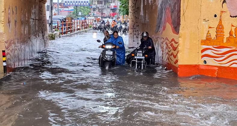 RECORD DATE NOT STATED Rain Lashes Parts of the UK s Haridwar Haridwar, Aug 06 (ANI): Commuters wade through a waterlogged street following continuous rainfall in the city, in Haridwar on Thursday. (ANI Video Grab) Haridwar Uttrakhand India Copyright: xANIx ANI_20260806279