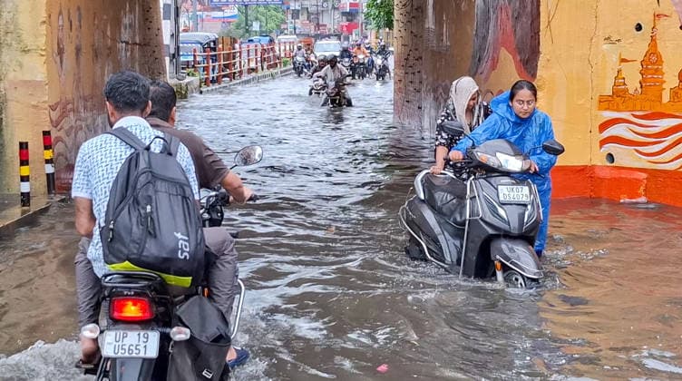 RECORD DATE NOT STATED Rain Lashes Parts of the UK s Haridwar Haridwar, Aug 06 (ANI): Commuters wade through a waterlogged street following continuous rainfall in the city, in Haridwar on Thursday. (ANI Video Grab) Haridwar Uttrakhand India Copyright: xANIx ANI_20260806286