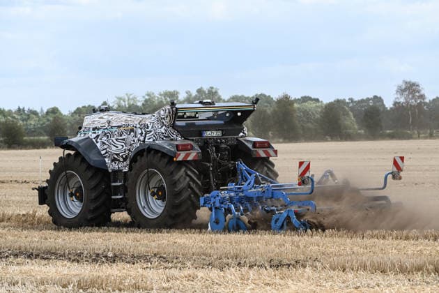 Erlkönig XXL im Emsland unterwegs. Die autonome Landmaschinen der Firmen Krone und Lemken im Testbetrieb auf einem Acker. Der Fahrerkabinenlose, dieselelektrische Geräteträger leistet rund 230 PS, arbeitet selbstständig auf dem Feld und wurde für Bodenbearbeitung, Aussaat, Mäh- und Wendearbeiten entwickelt. Spelle Niedersachsen Deutschland *** Erlkönig XXL on the Move in the Emsland Region: Autonomous agricultural machines from Krone and Lemken undergoing testing in a field. The driverless, diesel-electric implement carrier delivers approximately 230 PS, operates autonomously in the field, and was developed for soil preparation, seeding, mowing, and tilling. Spelle, Lower Saxony, Germany Copyright: xdiebildwerftx