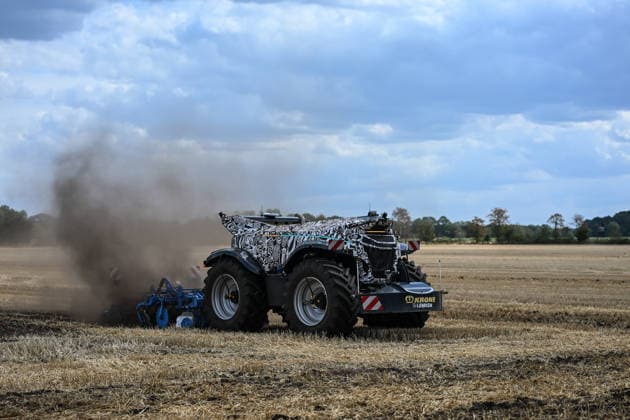 Erlkönig XXL im Emsland unterwegs. Die autonome Landmaschinen der Firmen Krone und Lemken im Testbetrieb auf einem Acker. Der Fahrerkabinenlose, dieselelektrische Geräteträger leistet rund 230 PS, arbeitet selbstständig auf dem Feld und wurde für Bodenbearbeitung, Aussaat, Mäh- und Wendearbeiten entwickelt. Spelle Niedersachsen Deutschland *** Erlkönig XXL on the Move in the Emsland Region: Autonomous agricultural machines from Krone and Lemken undergoing testing in a field. The driverless, diesel-electric implement carrier delivers approximately 230 PS, operates autonomously in the field, and was developed for soil preparation, seeding, mowing, and tilling. Spelle, Lower Saxony, Germany Copyright: xdiebildwerftx