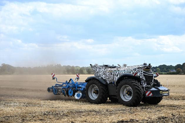 Erlkönig XXL im Emsland unterwegs. Die autonome Landmaschinen der Firmen Krone und Lemken im Testbetrieb auf einem Acker. Der Fahrerkabinenlose, dieselelektrische Geräteträger leistet rund 230 PS, arbeitet selbstständig auf dem Feld und wurde für Bodenbearbeitung, Aussaat, Mäh- und Wendearbeiten entwickelt. Spelle Niedersachsen Deutschland *** Erlkönig XXL on the Move in the Emsland Region: Autonomous agricultural machines from Krone and Lemken undergoing testing in a field. The driverless, diesel-electric implement carrier delivers approximately 230 PS, operates autonomously in the field, and was developed for soil preparation, seeding, mowing, and tilling. Spelle, Lower Saxony, Germany Copyright: xdiebildwerftx