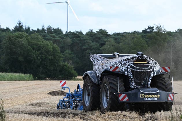 Erlkönig XXL im Emsland unterwegs. Die autonome Landmaschinen der Firmen Krone und Lemken im Testbetrieb auf einem Acker. Der Fahrerkabinenlose, dieselelektrische Geräteträger leistet rund 230 PS, arbeitet selbstständig auf dem Feld und wurde für Bodenbearbeitung, Aussaat, Mäh- und Wendearbeiten entwickelt. Spelle Niedersachsen Deutschland *** Erlkönig XXL on the Move in the Emsland Region: Autonomous agricultural machines from Krone and Lemken undergoing testing in a field. The driverless, diesel-electric implement carrier delivers approximately 230 PS, operates autonomously in the field, and was developed for soil preparation, seeding, mowing, and tilling. Spelle, Lower Saxony, Germany Copyright: xdiebildwerftx