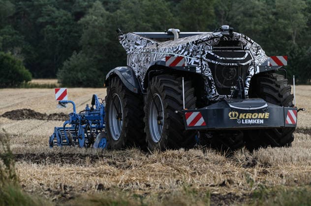 Erlkönig XXL im Emsland unterwegs. Die autonome Landmaschinen der Firmen Krone und Lemken im Testbetrieb auf einem Acker. Der Fahrerkabinenlose, dieselelektrische Geräteträger leistet rund 230 PS, arbeitet selbstständig auf dem Feld und wurde für Bodenbearbeitung, Aussaat, Mäh- und Wendearbeiten entwickelt. Spelle Niedersachsen Deutschland *** Erlkönig XXL on the Move in the Emsland Region: Autonomous agricultural machines from Krone and Lemken undergoing testing in a field. The driverless, diesel-electric implement carrier delivers approximately 230 PS, operates autonomously in the field, and was developed for soil preparation, seeding, mowing, and tilling. Spelle, Lower Saxony, Germany Copyright: xdiebildwerftx
