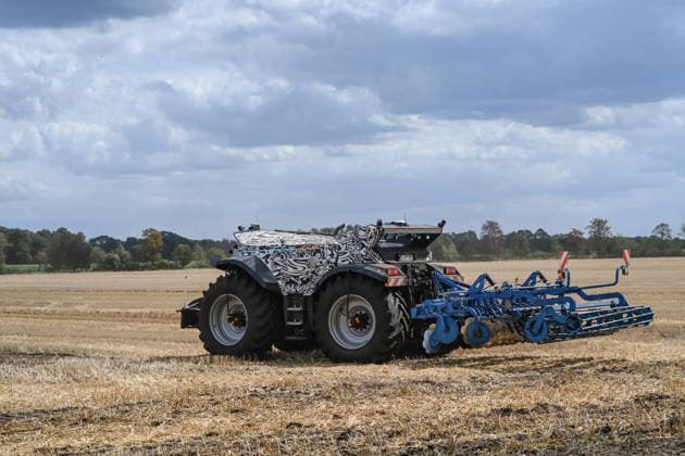 Erlkönig XXL im Emsland unterwegs. Die autonome Landmaschinen der Firmen Krone und Lemken im Testbetrieb auf einem Acker. Der Fahrerkabinenlose, dieselelektrische Geräteträger leistet rund 230 PS, arbeitet selbstständig auf dem Feld und wurde für Bodenbearbeitung, Aussaat, Mäh- und Wendearbeiten entwickelt. Spelle Niedersachsen Deutschland *** Erlkönig XXL on the Move in the Emsland Region: Autonomous agricultural machines from Krone and Lemken undergoing testing in a field. The driverless, diesel-electric implement carrier delivers approximately 230 PS, operates autonomously in the field, and was developed for soil preparation, seeding, mowing, and tilling. Spelle, Lower Saxony, Germany Copyright: xdiebildwerftx