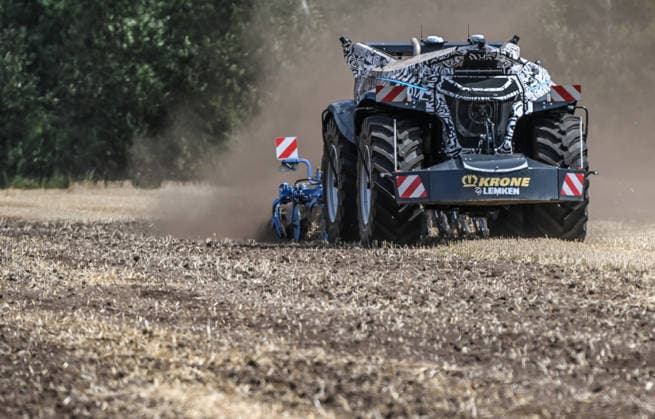 Erlkönig XXL im Emsland unterwegs. Die autonome Landmaschinen der Firmen Krone und Lemken im Testbetrieb auf einem Acker. Der Fahrerkabinenlose, dieselelektrische Geräteträger leistet rund 230 PS, arbeitet selbstständig auf dem Feld und wurde für Bodenbearbeitung, Aussaat, Mäh- und Wendearbeiten entwickelt. Spelle Niedersachsen Deutschland *** Erlkönig XXL on the Move in the Emsland Region: Autonomous agricultural machines from Krone and Lemken undergoing testing in a field. The driverless, diesel-electric implement carrier delivers approximately 230 PS, operates autonomously in the field, and was developed for soil preparation, seeding, mowing, and tilling. Spelle, Lower Saxony, Germany Copyright: xdiebildwerftx