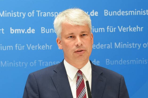 Pressekonferenz Spitzengespraech Niedrigwasser mit Verkehrsminister Bilger Bonn Nordrhein-Westfalen Deutschland *** Press Conference: High-Level Discussion on Low Water Levels with Transportation Minister Bilger, Bonn, North Rhine-Westphalia, Germany