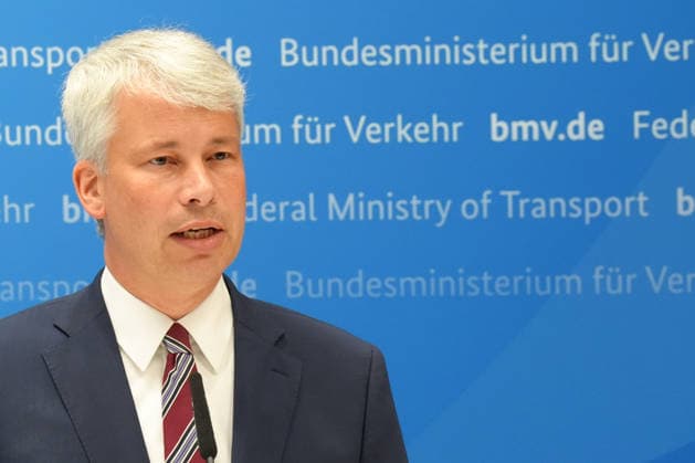 Pressekonferenz Spitzengespraech Niedrigwasser mit Verkehrsminister Bilger Bonn Nordrhein-Westfalen Deutschland *** Press Conference: High-Level Discussion on Low Water Levels with Transportation Minister Bilger, Bonn, North Rhine-Westphalia, Germany