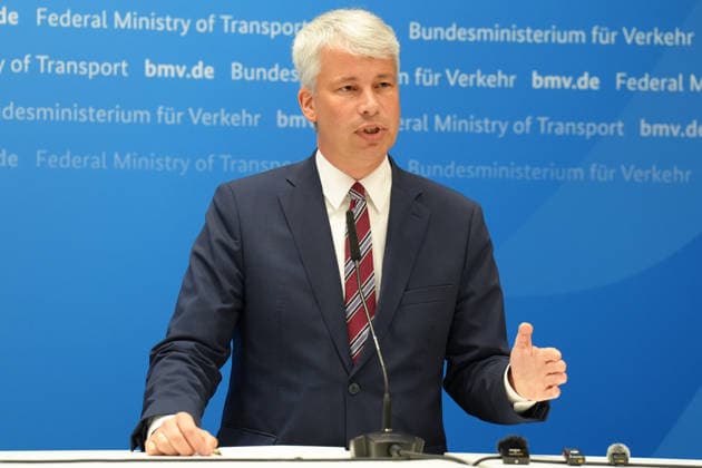 Pressekonferenz Spitzengespraech Niedrigwasser mit Verkehrsminister Bilger Verkehrsminister Steffen Bilger im Portrait bei der Pressekonferenz im Nachgang des Spizengespraech Niedrigwasser im Zusammenhang mit dem Rhein-Niedrigwasser im Bundesministerium fuer Verkehr, Bonn, 06.08.2026 Bonn Nordrhein-Westfalen Deutschland *** Press Conference: High-Level Discussion on Low Water Levels with Transportation Minister Bilger – A Profile of Transportation Minister Steffen Bilger at the press conference following the high-level discussion on low water levels in the Rhine at the Federal Ministry of Transportation, Bonn, August 6, 2026, Bonn, North Rhine-Westphalia, Germany