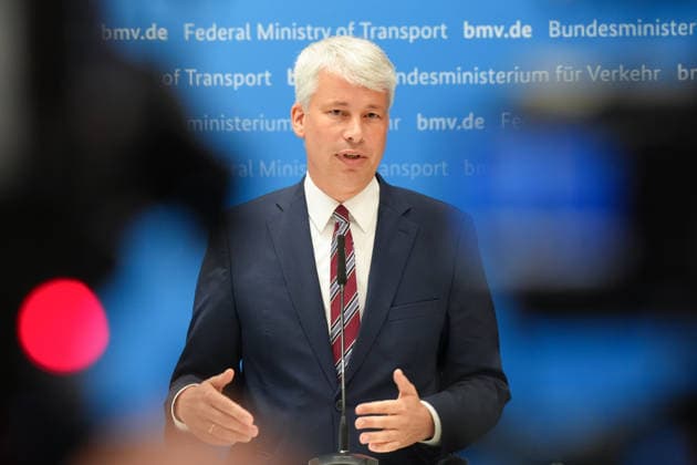 Pressekonferenz Spitzengespraech Niedrigwasser mit Verkehrsminister Bilger Verkehrsminister Steffen Bilger im Portrait neben einem roten Licht bei der Pressekonferenz im Nachgang des Spizengespraech Niedrigwasser im Zusammenhang mit dem Rhein-Niedrigwasser im Bundesministerium fuer Verkehr, Bonn, 06.08.2026 Bonn Nordrhein-Westfalen Deutschland *** Press Conference: High-Level Discussion on Low Water Levels with Transportation Minister Bilger – A portrait of Transportation Minister Steffen Bilger standing next to a red light during the press conference following the high-level discussion on low water levels in the Rhine at the Federal Ministry of Transportation, Bonn, August 6, 2026, Bonn, North Rhine-Westphalia, Germany