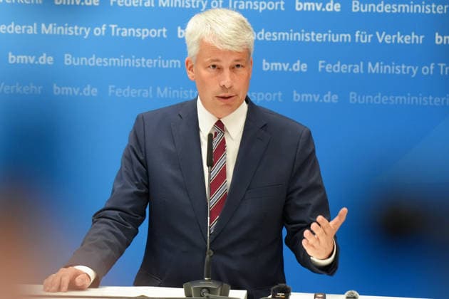 Pressekonferenz Spitzengespraech Niedrigwasser mit Verkehrsminister Bilger Verkehrsminister Steffen Bilger im Portrait mit Gestik bei der Pressekonferenz im Nachgang des Spizengespraech Niedrigwasser im Zusammenhang mit dem Rhein-Niedrigwasser im Bundesministerium fuer Verkehr, Bonn, 06.08.2026 Bonn Nordrhein-Westfalen Deutschland *** Press Conference Following High-Level Talks on Low Water Levels with Transportation Minister Bilger: A portrait of Transportation Minister Steffen Bilger gesturing during the press conference following the high-level talks on low water levels in the Rhine at the Federal Ministry of Transportation, Bonn, August 6, 2026, Bonn, North Rhine-Westphalia, Germany