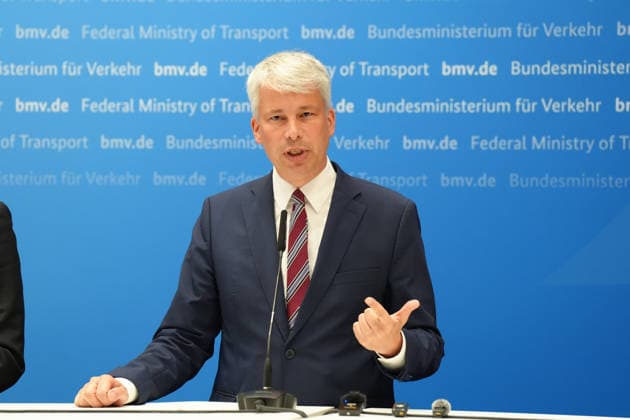 Pressekonferenz Spitzengespraech Niedrigwasser mit Verkehrsminister Bilger Verkehrsminister Steffen Bilger im Portrait bei der Pressekonferenz im Nachgang des Spizengespraech Niedrigwasser im Zusammenhang mit dem Rhein-Niedrigwasser im Bundesministerium fuer Verkehr, Bonn, 06.08.2026 Bonn Nordrhein-Westfalen Deutschland *** Press Conference: High-Level Discussion on Low Water Levels with Transportation Minister Bilger – A Profile of Transportation Minister Steffen Bilger at the press conference following the high-level discussion on low water levels in the Rhine at the Federal Ministry of Transportation, Bonn, August 6, 2026, Bonn, North Rhine-Westphalia, Germany