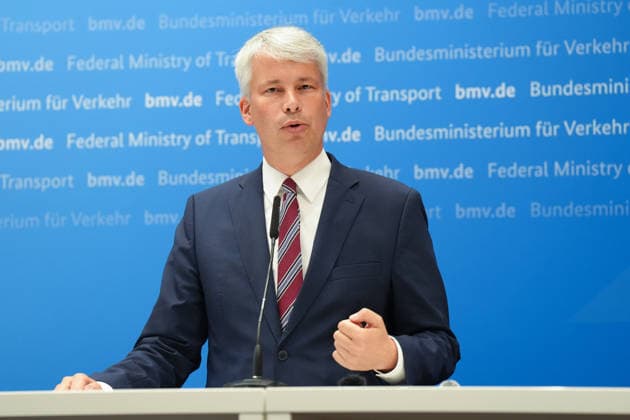 Pressekonferenz Spitzengespraech Niedrigwasser mit Verkehrsminister Bilger Verkehrsminister Steffen Bilger im Portrait bei der Pressekonferenz im Nachgang des Spizengespraech Niedrigwasser im Zusammenhang mit dem Rhein-Niedrigwasser im Bundesministerium fuer Verkehr, Bonn, 06.08.2026 Bonn Nordrhein-Westfalen Deutschland *** Press Conference: High-Level Discussion on Low Water Levels with Transportation Minister Bilger – A Profile of Transportation Minister Steffen Bilger at the press conference following the high-level discussion on low water levels in the Rhine at the Federal Ministry of Transportation, Bonn, August 6, 2026, Bonn, North Rhine-Westphalia, Germany