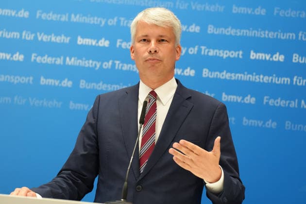 News Bilder des Tages Pressekonferenz Spitzengespraech Niedrigwasser mit Verkehrsminister Bilger Verkehrsminister Steffen Bilger im Portrait mit Gestik bei der Pressekonferenz im Nachgang des Spizengespraech Niedrigwasser im Zusammenhang mit dem Rhein-Niedrigwasser im Bundesministerium fuer Verkehr, Bonn, 06.08.2026 Bonn Nordrhein-Westfalen Deutschland *** Press Conference Following High-Level Talks on Low Water Levels with Transportation Minister Bilger: A portrait of Transportation Minister Steffen Bilger gesturing during the press conference following the high-level talks on low water levels in the Rhine at the Federal Ministry of Transportation, Bonn, August 6, 2026, Bonn, North Rhine-Westphalia, Germany