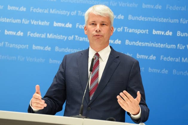 Pressekonferenz Spitzengespraech Niedrigwasser mit Verkehrsminister Bilger Verkehrsminister Steffen Bilger im Portrait mit Gestik bei der Pressekonferenz im Nachgang des Spizengespraech Niedrigwasser im Zusammenhang mit dem Rhein-Niedrigwasser im Bundesministerium fuer Verkehr, Bonn, 06.08.2026 Bonn Nordrhein-Westfalen Deutschland *** Press Conference Following High-Level Talks on Low Water Levels with Transportation Minister Bilger: A portrait of Transportation Minister Steffen Bilger gesturing during the press conference following the high-level talks on low water levels in the Rhine at the Federal Ministry of Transportation, Bonn, August 6, 2026, Bonn, North Rhine-Westphalia, Germany