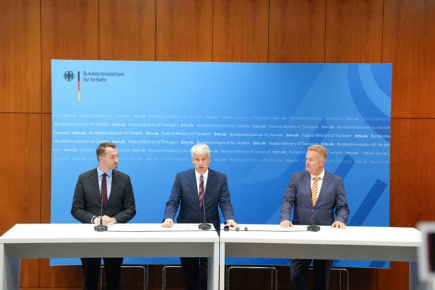 Pressekonferenz Spitzengespraech Niedrigwasser mit Verkehrsminister Bilger (l-r) Gruppenbild Steffen Bauer (CEO HGK) gemeinsam mit Steffen Bilger (Bundesverkehrsminister) und Jens Schwanen (Geschaeftsfuehrer BDB) bei der Pressekonferenz im Nachgang des Spizengespraech Niedrigwasser im Zusammenhang mit dem Rhein-Niedrigwasser im Bundesministerium fuer Verkehr, Bonn, 06.08.2026 Bonn Nordrhein-Westfalen Deutschland *** Press Conference Following the High-Level Meeting on Low Water Levels with Transportation Minister Bilger Group photo of Steffen Bauer, CEO of HGK, together with Steffen Bilger, Federal Minister of Transportation, and Jens Schwanen, Managing Director of BDB, at the press conference following the high-level meeting on low wate
