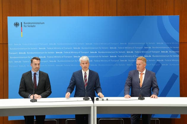 Pressekonferenz Spitzengespraech Niedrigwasser mit Verkehrsminister Bilger (l-r) Gruppenbild Steffen Bauer (CEO HGK) gemeinsam mit Steffen Bilger (Bundesverkehrsminister) und Jens Schwanen (Geschaeftsfuehrer BDB) bei der Pressekonferenz im Nachgang des Spizengespraech Niedrigwasser im Zusammenhang mit dem Rhein-Niedrigwasser im Bundesministerium fuer Verkehr, Bonn, 06.08.2026 Bonn Nordrhein-Westfalen Deutschland *** Press Conference Following the High-Level Meeting on Low Water Levels with Transportation Minister Bilger Group photo of Steffen Bauer, CEO of HGK, together with Steffen Bilger, Federal Minister of Transportation, and Jens Schwanen, Managing Director of BDB, at the press conference following the high-level meeting on low wate