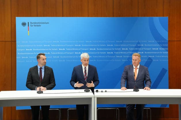 Pressekonferenz Spitzengespraech Niedrigwasser mit Verkehrsminister Bilger (l-r) Gruppenbild Steffen Bauer (CEO HGK) gemeinsam mit Steffen Bilger (Bundesverkehrsminister) und Jens Schwanen (Geschaeftsfuehrer BDB) bei der Pressekonferenz im Nachgang des Spizengespraech Niedrigwasser im Zusammenhang mit dem Rhein-Niedrigwasser im Bundesministerium fuer Verkehr, Bonn, 06.08.2026 Bonn Nordrhein-Westfalen Deutschland *** Press Conference Following the High-Level Meeting on Low Water Levels with Transportation Minister Bilger Group photo of Steffen Bauer, CEO of HGK, together with Steffen Bilger, Federal Minister of Transportation, and Jens Schwanen, Managing Director of BDB, at the press conference following the high-level meeting on low wate