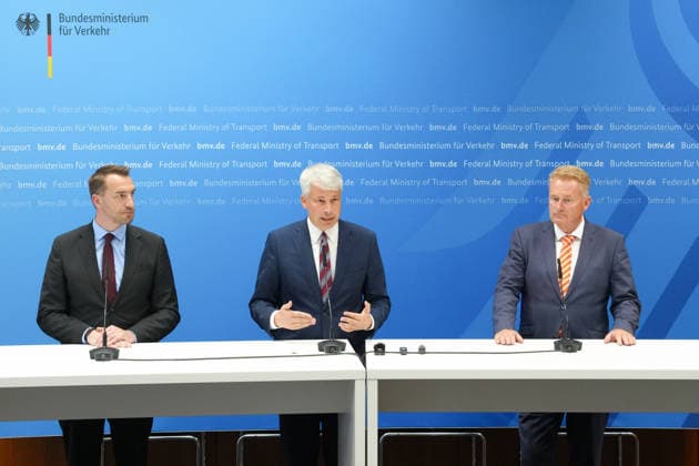News Bilder des Tages Pressekonferenz Spitzengespraech Niedrigwasser mit Verkehrsminister Bilger (l-r) Gruppenbild Steffen Bauer (CEO HGK) gemeinsam mit Steffen Bilger (Bundesverkehrsminister) und Jens Schwanen (Geschaeftsfuehrer BDB) bei der Pressekonferenz im Nachgang des Spizengespraech Niedrigwasser im Zusammenhang mit dem Rhein-Niedrigwasser im Bundesministerium fuer Verkehr, Bonn, 06.08.2026 Bonn Nordrhein-Westfalen Deutschland *** Press Conference Following the High-Level Meeting on Low Water Levels with Transportation Minister Bilger Group photo of Steffen Bauer, CEO of HGK, together with Steffen Bilger, Federal Minister of Transportation, and Jens Schwanen, Managing Director of BDB, at the press conference following the high-level meeting on low wate