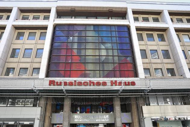 Berlin, Deutschland, 06.08.2026: Das Russische Haus in Berlin (ehemals: Haus der Sowjetischen Wissenschaft und Kultur dann Russisches Haus der Wissenschaft und Kultur) ist ein Veranstaltungs- und Kulturzentrum in der Friedrichstraße 176?179 im Berliner Ortsteil Mitte. Es wurde am 5. Juli 1984 eröffnet und wird von der im russischen Außenministerium angesiedelten und seit 2022 von der EU sanktionierten Regierungsagentur Rossotrudnitschestwo betrieben. *** Berlin, Germany, August 6, 2026 The Russian House in Berlin—formerly the House of Soviet Science and Culture, then the Russian House of Science and Culture—is an event and cultural center located at Friedrichstraße 176–179 in Berlin’s Mitte district. It opened on July 5, 1984, and is operat Copyright: xdtsxNachrichtenagenturx dts_129463