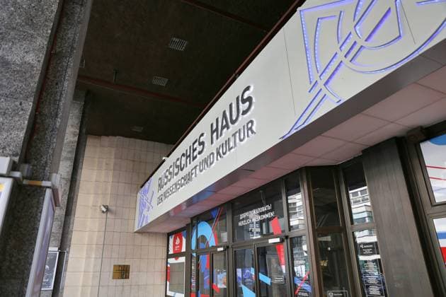 Berlin, Deutschland, 06.08.2026: Das Russische Haus in Berlin (ehemals: Haus der Sowjetischen Wissenschaft und Kultur dann Russisches Haus der Wissenschaft und Kultur) ist ein Veranstaltungs- und Kulturzentrum in der Friedrichstraße 176?179 im Berliner Ortsteil Mitte. Es wurde am 5. Juli 1984 eröffnet und wird von der im russischen Außenministerium angesiedelten und seit 2022 von der EU sanktionierten Regierungsagentur Rossotrudnitschestwo betrieben. *** Berlin, Germany, August 6, 2026 The Russian House in Berlin—formerly the House of Soviet Science and Culture, then the Russian House of Science and Culture—is an event and cultural center located at Friedrichstraße 176–179 in Berlin’s Mitte district. It opened on July 5, 1984, and is operat Copyright: xdtsxNachrichtenagenturx dts_129465