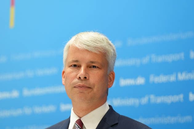 Pressekonferenz Spitzengespraech Niedrigwasser mit Verkehrsminister Bilger Verkehrsminister Steffen Bilger im Portrait mit Gestik bei der Pressekonferenz im Nachgang des Spizengespraech Niedrigwasser im Zusammenhang mit dem Rhein-Niedrigwasser im Bundesministerium fuer Verkehr, Bonn, 06.08.2026 Bonn Nordrhein-Westfalen Deutschland *** Press Conference Following High-Level Talks on Low Water Levels with Transportation Minister Bilger: A portrait of Transportation Minister Steffen Bilger gesturing during the press conference following the high-level talks on low water levels in the Rhine at the Federal Ministry of Transportation, Bonn, August 6, 2026, Bonn, North Rhine-Westphalia, Germany