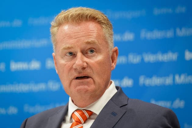 Pressekonferenz Spitzengespraech Niedrigwasser mit Verkehrsminister Bilger Jens Schwanen im Portrait bei der Pressekonferenz im Nachgang des Spizengespraech Niedrigwasser im Zusammenhang mit dem Rhein-Niedrigwasser im Bundesministerium fuer Verkehr, Bonn, 06.08.2026 Bonn Nordrhein-Westfalen Deutschland *** Press Conference: High-Level Discussion on Low Water Levels with Transportation Minister Bilger; Profile of Jens Schwanen at the press conference following the high-level discussion on low water levels in connection with the Rhine’s low water levels at the Federal Ministry of Transportation, Bonn, August 6, 2026, Bonn, North Rhine-Westphalia, Germany