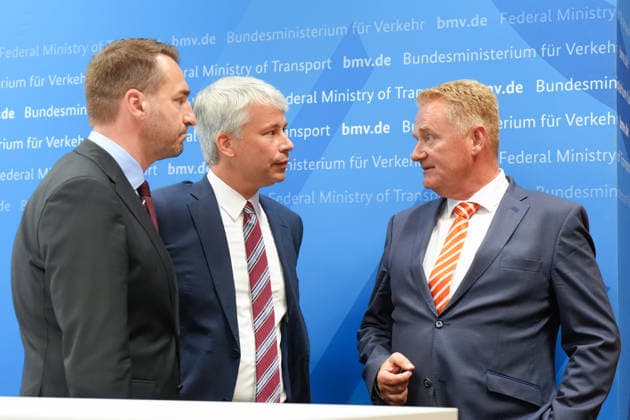 Pressekonferenz Spitzengespraech Niedrigwasser mit Verkehrsminister Bilger Bundesverkehrsminister Steffen Bilger gemeinsam im Dialog und Austrausch mit Steffen Bauer (CEO HGK) und Jens Schwanen (Geschaeftsfuehrer BDB) im Nachgang des Spizengespraech Niedrigwasser im Zusammenhang mit dem Rhein-Niedrigwasser im Bundesministerium fuer Verkehr, Bonn, 06.08.2026 Bonn Nordrhein-Westfalen Deutschland *** Press Conference: High-Level Discussion on Low Water Levels with Transportation Minister Bilger—Federal Transportation Minister Steffen Bilger engaged in dialogue and an exchange with Steffen Bauer, CEO of HGK, and Jens Schwanen, Managing Director of BDB, following the high-level discussion on low water levels in connection with the Rhine’s low w