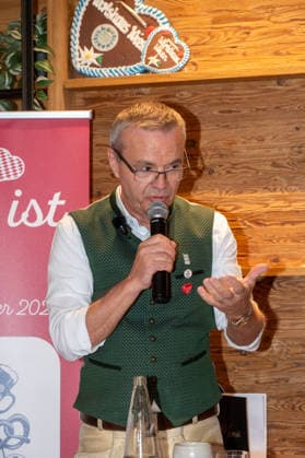 Muenchen, Pressekonferenz zur Wirtshauswiesn 2027 beim Spoeckmeier, Gregor Lemke stellt die Neuheiten vor *** Munich, Press Conference on the 2027 Wirtshauswiesn at Spoeckmeier; Gregor Lemke Presents the New Features
