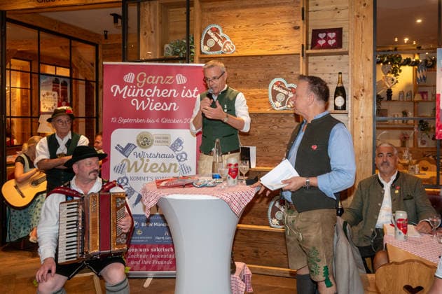 Muenchen, Pressekonferenz zur Wirtshauswiesn 2027 beim Spoeckmeier, Gregor Lemke stellt die Neuheiten vor *** Munich, Press Conference on the 2027 Wirtshauswiesn at Spoeckmeier; Gregor Lemke Presents the New Features