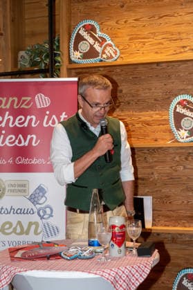 Muenchen, Pressekonferenz zur Wirtshauswiesn 2027 beim Spoeckmeier, Gregor Lemke gegruesst die Gaeste und stellt die Neuheiten vor *** Munich, press conference for the 2027 Wirtshauswiesn at Spoeckmeier; Gregor Lemke greets the guests and presents the new features
