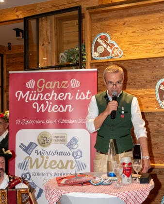 Muenchen, Pressekonferenz zur Wirtshauswiesn 2027 beim Spoeckmeier, Gregor Lemke stellt die Neuheiten vor *** Munich, Press Conference on the 2027 Wirtshauswiesn at Spoeckmeier; Gregor Lemke Presents the New Features