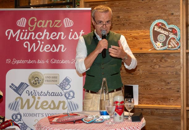 Muenchen, Pressekonferenz zur Wirtshauswiesn 2027 beim Spoeckmeier, Gregor Lemke begruesst die Gaeste und stellt die Neuheiten vor *** Munich, press conference for the 2027 Wirtshauswiesn at Spoeckmeier; Gregor Lemke welcomes the guests and presents the new features