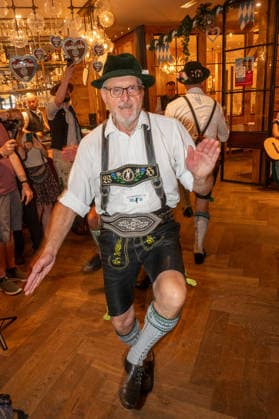 Muenchen, Pressekonferenz zur Wirtshauswiesn 2027 beim Spoeckmeier, die Schwuplattler beim Schuhplatteln *** Munich, press conference for the 2027 Wirtshauswiesn at Spoeckmeier s, the Schwuplattler performing the Schuhplatteln