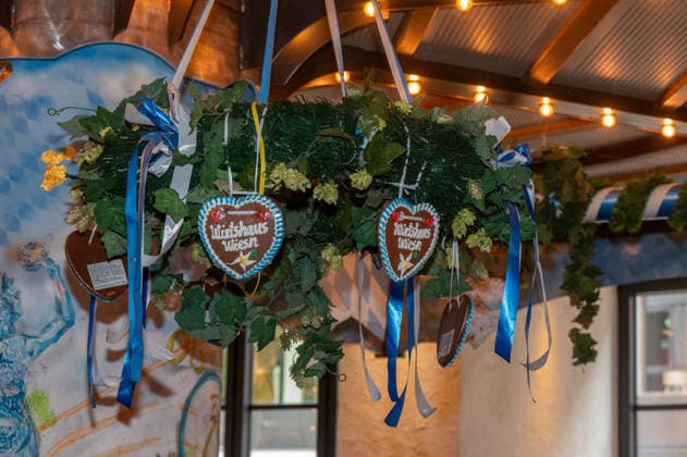 Muenchen, Pressekonferenz zur Wirtshauswiesn 2027 beim Spoeckmeier, Kranz mit Lebkuchenherzen als Dekoration zur Witshauswiesn *** Munich, press conference on the 2027 Wirtshauswiesn at Spoeckmeier s; a wreath decorated with gingerbread hearts for the Wirtshauswiesn