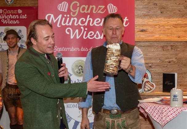 Muenchen, Pressekonferenz zur Wirtshauswiesn 2027 beim Spoeckmeier, Benedikt Wildmoser stellt die TiraMass vor, Tiramisu im Bierkrug *** Munich, press conference for the 2027 Wirtshauswiesn at Spoeckmeier; Benedikt Wildmoser introduces the TiraMass, tiramisu served in a beer mug
