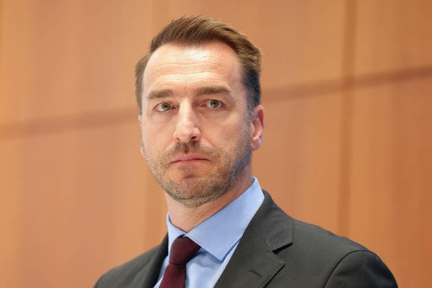 Pressekonferenz Spitzengespraech Niedrigwasser mit Verkehrsminister Bilger Steffen Bauer (CEO HGK) im Portrait bei der Pressekonferenz im Nachgang des Spizengespraech Niedrigwasser im Zusammenhang mit dem Rhein-Niedrigwasser im Bundesministerium fuer Verkehr, Bonn, 06.08.2026 Bonn Nordrhein-Westfalen Deutschland *** Press Conference: High-Level Discussion on Low Water Levels with Transportation Minister Bilger; Portrait of Steffen Bauer, CEO of HGK, at the press conference following the high-level discussion on low water levels on the Rhine at the Federal Ministry of Transportation, Bonn, August 6, 2026, Bonn, North Rhine-Westphalia, Germany