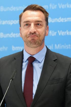 Pressekonferenz Spitzengespraech Niedrigwasser mit Verkehrsminister Bilger Steffen Bauer (CEO HGK) im Portrait bei der Pressekonferenz im Nachgang des Spizengespraech Niedrigwasser im Zusammenhang mit dem Rhein-Niedrigwasser im Bundesministerium fuer Verkehr, Bonn, 06.08.2026 Bonn Nordrhein-Westfalen Deutschland *** Press Conference: High-Level Discussion on Low Water Levels with Transportation Minister Bilger; Portrait of Steffen Bauer, CEO of HGK, at the press conference following the high-level discussion on low water levels on the Rhine at the Federal Ministry of Transportation, Bonn, August 6, 2026, Bonn, North Rhine-Westphalia, Germany