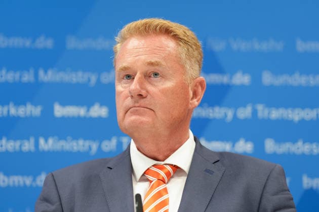 Pressekonferenz Spitzengespraech Niedrigwasser mit Verkehrsminister Bilger Jens Schwanen im Portrait bei der Pressekonferenz im Nachgang des Spizengespraech Niedrigwasser im Zusammenhang mit dem Rhein-Niedrigwasser im Bundesministerium fuer Verkehr, Bonn, 06.08.2026 Bonn Nordrhein-Westfalen Deutschland *** Press Conference: High-Level Discussion on Low Water Levels with Transportation Minister Bilger; Profile of Jens Schwanen at the press conference following the high-level discussion on low water levels in connection with the Rhine’s low water levels at the Federal Ministry of Transportation, Bonn, August 6, 2026, Bonn, North Rhine-Westphalia, Germany